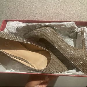 Size 10 Carlos Santana pumps. Stunning shine.